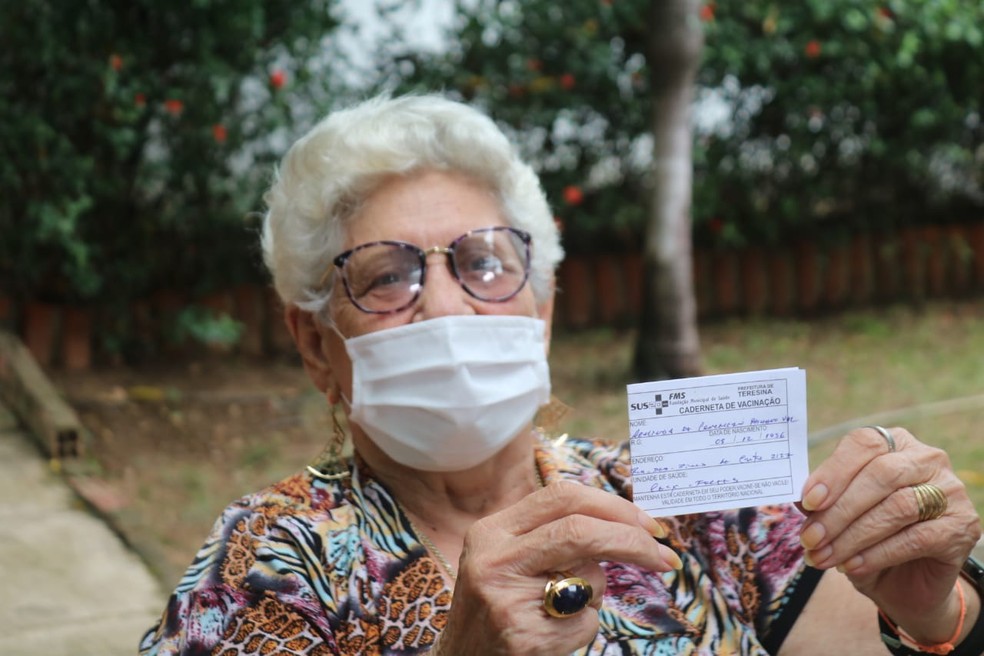 Arminda Val, 83 anos, foi a primeira vacinada em um abrigo de idosos na capital piauiense — Foto: Laura Moura/G1