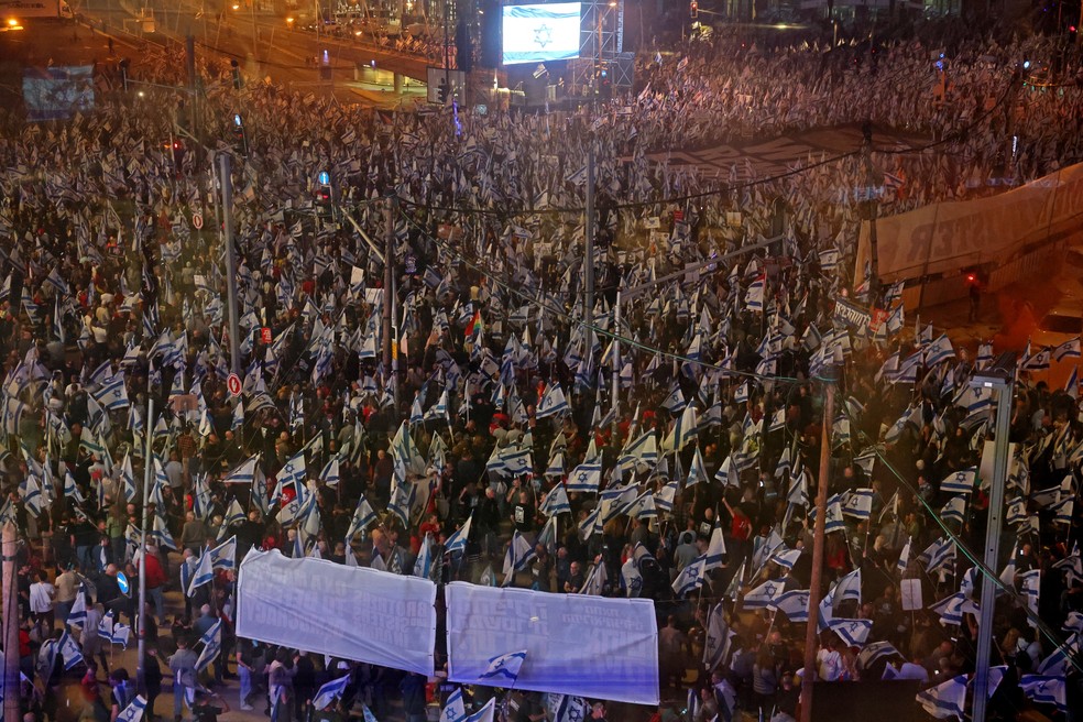 Manifestantes protestam em Tel Aviv contra reforma do Judicário proposta por Benjamin Netanyahu, em foto de 15 de abril de 2023 — Foto: Jack Guez/AFP