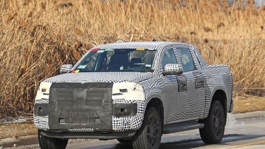 Prestes a estrear, VW Amarok 2023 é flagrada em testes na "casa" da Ford Ranger