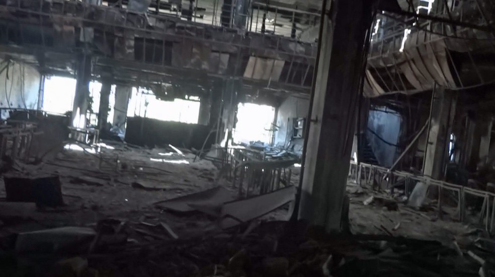 Andar principal do prédio original da biblioteca da Universidade de Mossul ficou reduzido a destroços após a expulsão do Estado Islâmico (Foto: Divulgação/Saad Hadi)