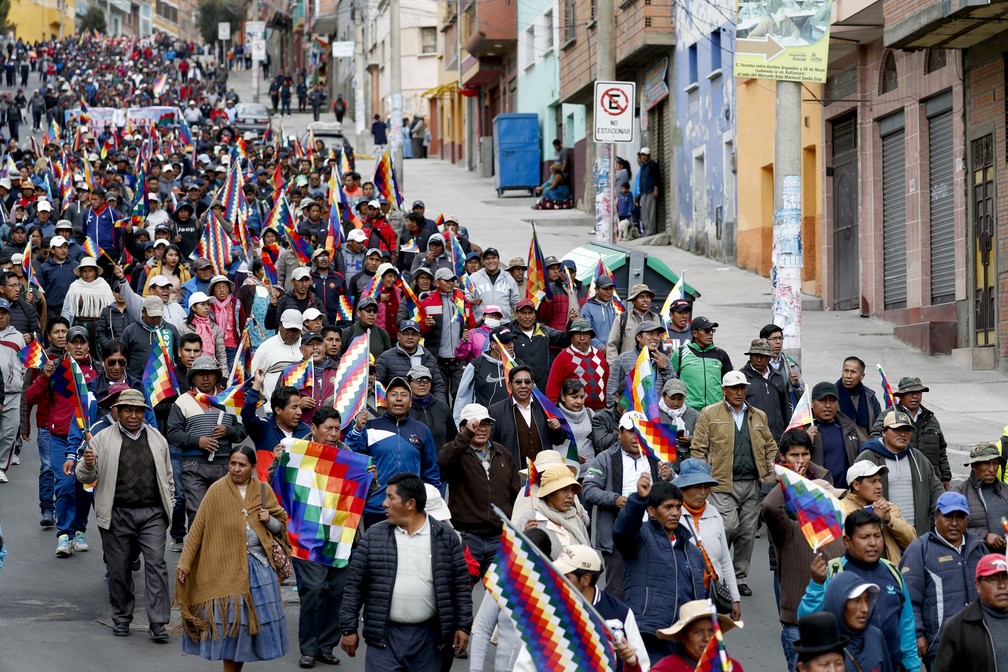 Apoiadores de Evo Morales protestam nas ruas de La Paz, na Bolívia, nesta quarta-feira (13) — Foto: Natacha Pisarenko/AP Photo