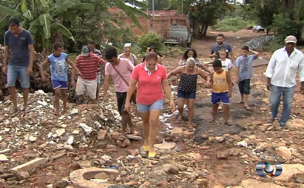 Rua Iracema da Silva Nunes não é esfaltada e está cheia de entulho, segundo moradores (Foto: Reprodução/TV Anhanguera)