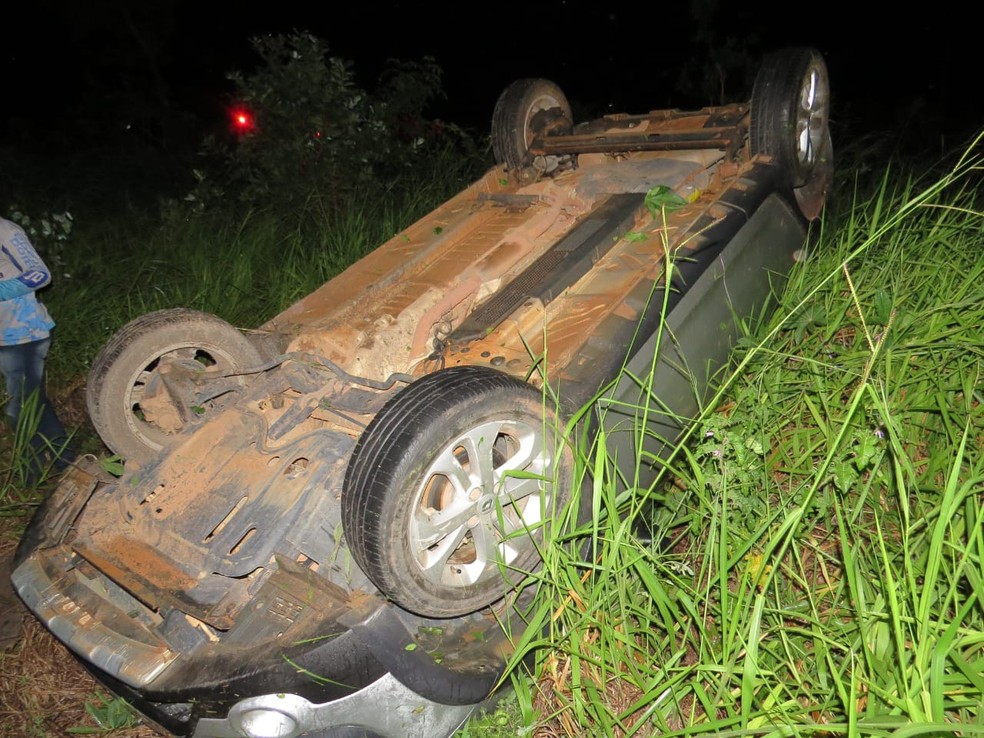 Veículo ficou destruído após capotamento em São Desidério, no oeste da Bahia — Foto: Marlon/Blogbraga