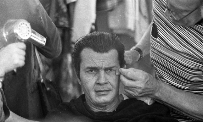 Tarcísio Meira na sala de maquiagem durante gravação da novela 'Escalada', em 1975