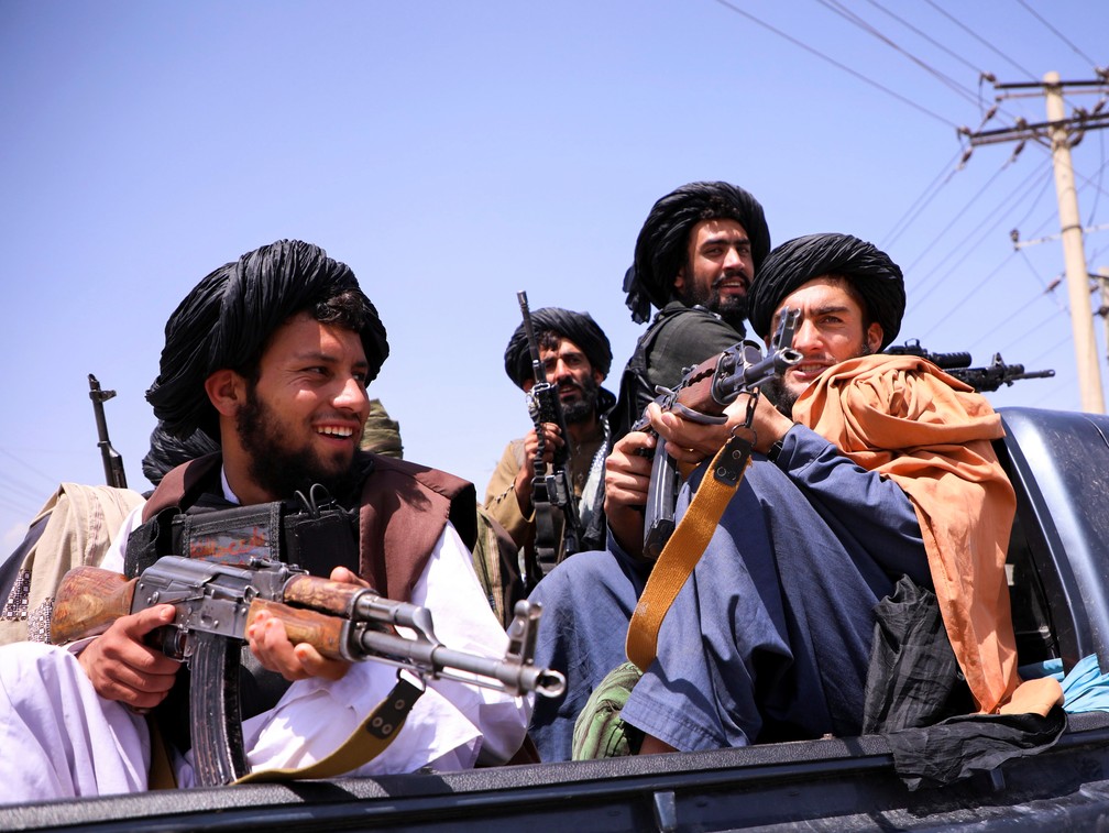 Forças do Talibã patrulham em frente ao Aeroporto Internacional Hamid Karzai em Cabul, no Afeganistão, na quinta (2)   — Foto: Reuters