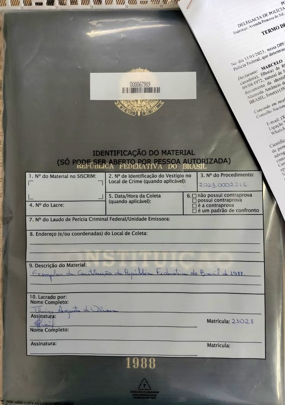 Réplica da Constituição de 1988 levada do STF durante ataques em Brasília é recuperada no Sul de MG — Foto: Reprodução/Twitter Flávio Dino