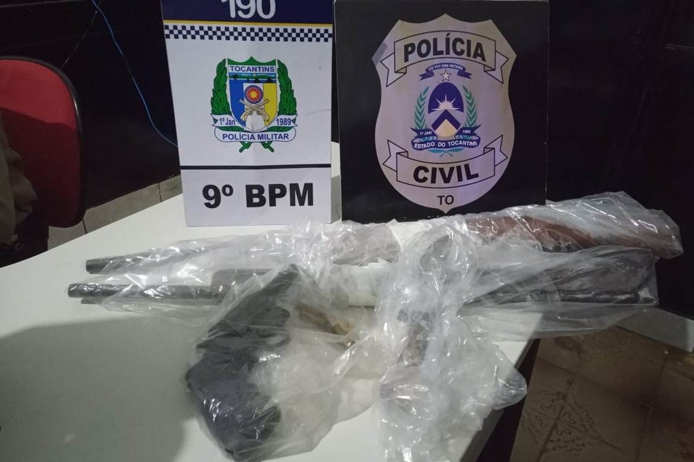 Armas encontradas com os suspeitos — Foto: PM/Divulgação