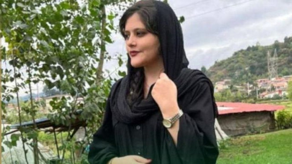 Mahsa Amini morreu três dias depois de desmaiar em um centro de detenção da 'polícia da moralidade' iraniana — Foto: FAMÍLIA DE MAHSA AMINI/via BBC