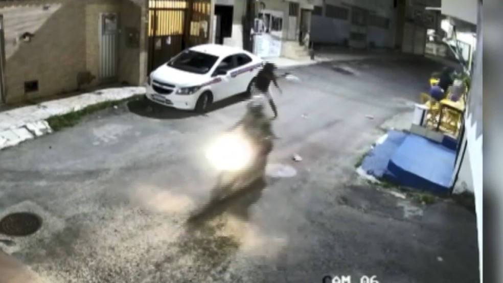 Homem é preso após matar cliente de lanchonete durante tentativa de assalto em Salvador; dono do estabelecimento reagiu ao crime — Foto: Reprodução/TV Bahia