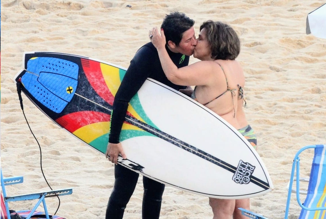 Claudia Rodrigues troca beijo com a namorada, a empresária Adriane Bonato, em praia carioca (Foto: Daniel Delmiro/AgNews)