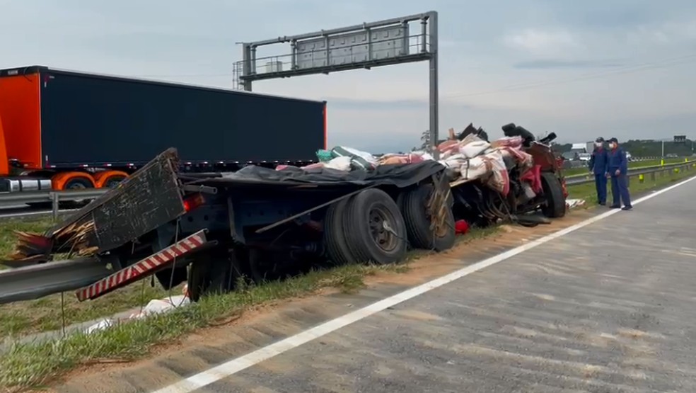 Acidente aconteceu na BR-101 em Santa Catarina — Foto: Corpo de Bombeiros Militar/Reprodução