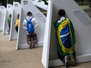 Peregrinos da Jornada Mundial da Juventude se confessam em confessionários colocados na Quinta da Boa Vista (Foto: Silvia Izquierdo/AP)