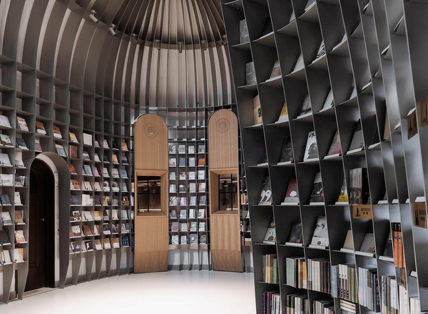 O Wutopia Lab inseriu uma impressionante estrutura de aço no interior, formando a igreja em livraria (Foto: CreatAr/ Divulgação)