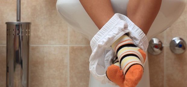 Criança com virose no banheiro (Foto: Shutterstock)