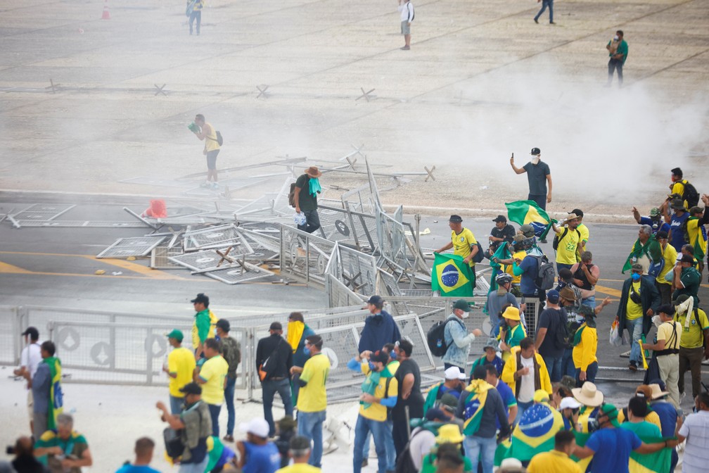 Bolsonaristas radicais furam bloqueio da polícia e invadem prédios públicos em Brasília — Foto: Adriano Machado/Reuters