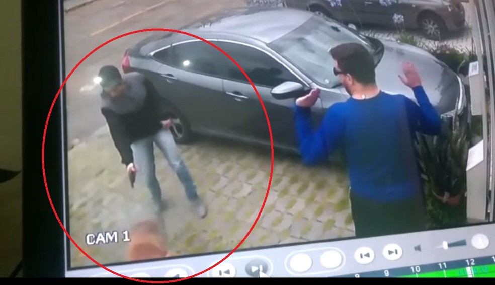 'Catatau' foi baleado pelo suspeito ao reagir para salvar tutor, em Curitiba, mas foi socorrido e passa bem â?? Foto: CÃ¢meras de seguranÃ§a