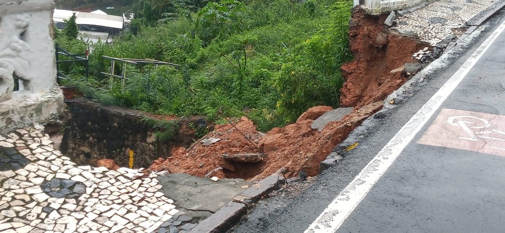 Parte de mureta desabou na ladeira da Barra e cratera se abriu na cal&ccedil;ada, em Salvador &mdash; Foto: Cid Vaz/TV Bahia