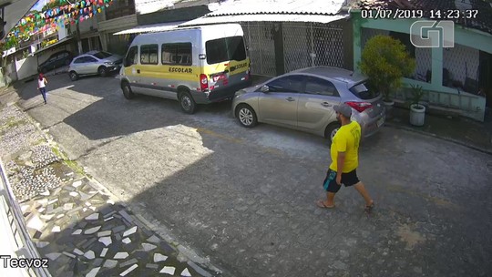 Vídeo mostra homem roubando mulher em rua do Recife e fugindo a pé