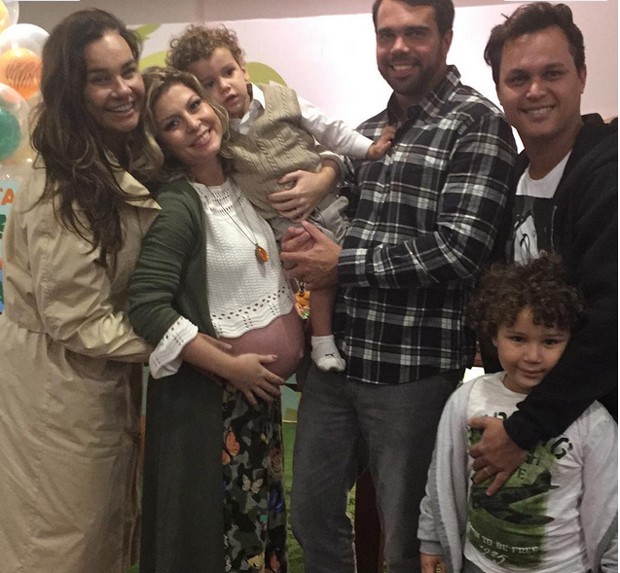 Bárbara Borges com Solange Couto e família (Foto: instagram / reprodução)