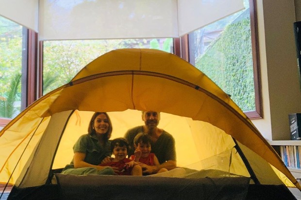 Alexandre Nero e a mulher, Karen Brusttolin, acampam com os filhos na sala de casa (Foto: Reprodução/Instagram)