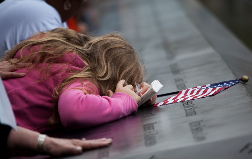Familiares se emocionam em memorial de 11 de Setembro, onde os nomes das vítimas estão gravados em volta de uma fonte de água, durante memorial dos 15 anos do ataque em 2016 — Foto: Todd Heisler/AP
