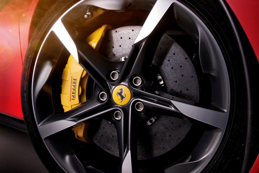 Ferrari SF90 Stradale tem rodas de 20 polegadas — Foto: Leo Sposito/Divulgação