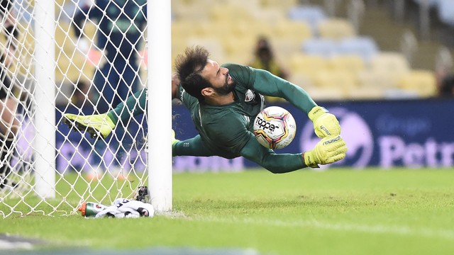 Muriel defende pênalti de Rafinha e garante Taça Rio para o Fluminense