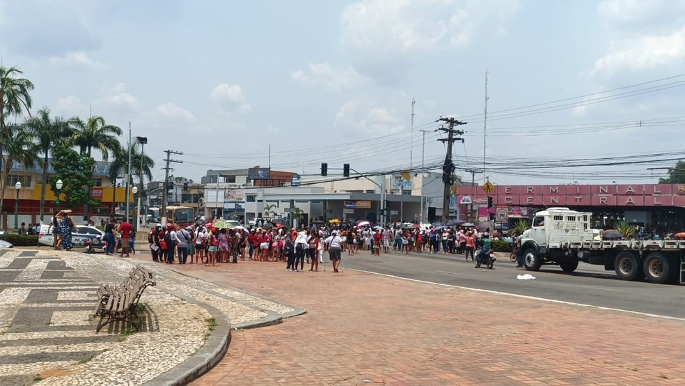 Mulheres e outros parentes de presos fecharam o Centro de Rio Branco em protesto nesta terça — Foto: Agatha Lima/Rede Amazônica Acre