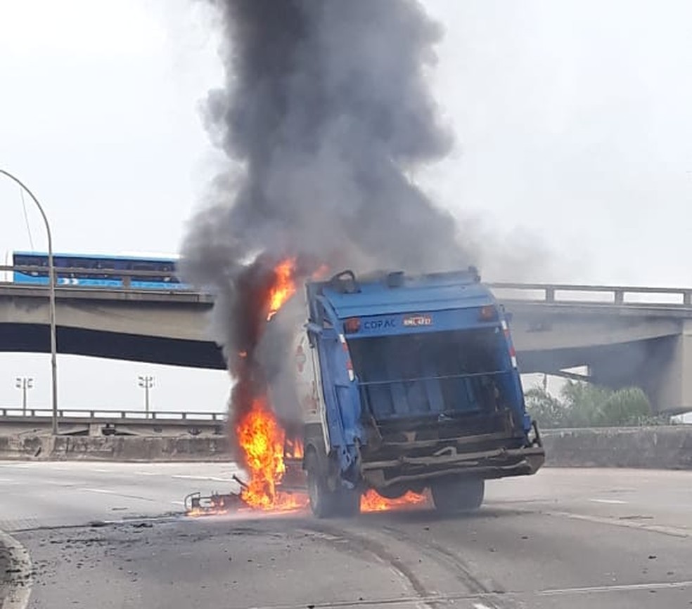 Caminhão pega fogo em um dos acessos da Ponte Rio-Niterói nesta quarta-feira (25). — Foto: Reprodução/Redes sociais 