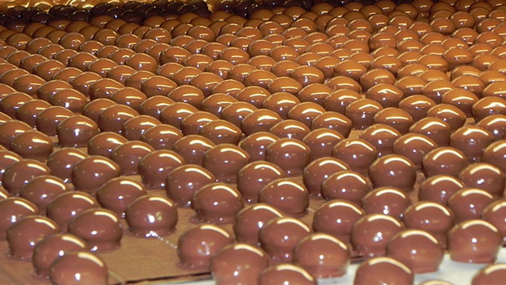 Da fábrica até chegar às lojas, o chocolate passa por vários processos