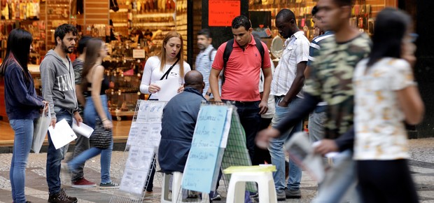 Brasileiros olham anúncios de emprego em rua no centro de São Paulo ; desemprego ; desempregado ;  (Foto: Paulo Whitaker/Reuters)