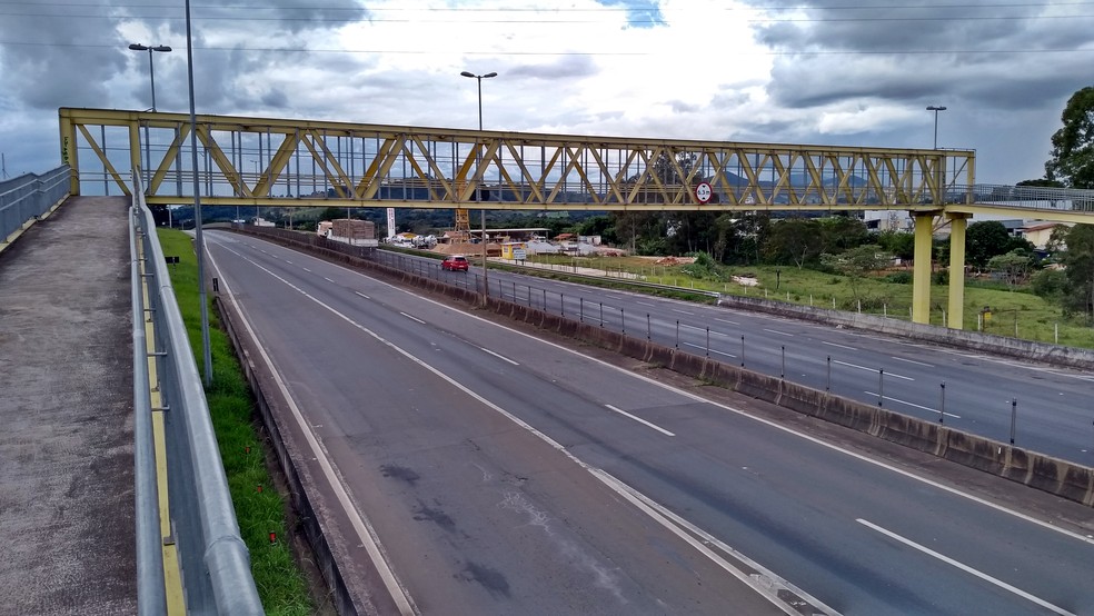 Uso das passarelas é uma das principais preocupações da Autopista Fernão Dias (Foto: Régis Melo)