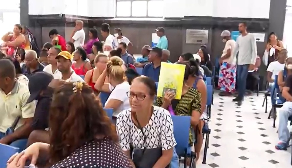 Beneficiários do Bolsa Família fazem fila em frente a secretaria de Salvador após bloqueio de benefício — Foto: Reprodução/TV Bahia 