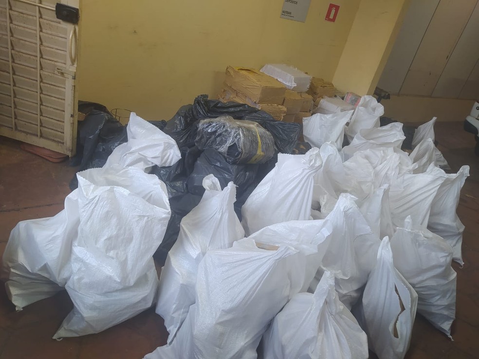 Entorpecentes e veículo apreendido foram encaminhados para a Depac Cepol. — Foto: Batalhão do Choque/Divulgação