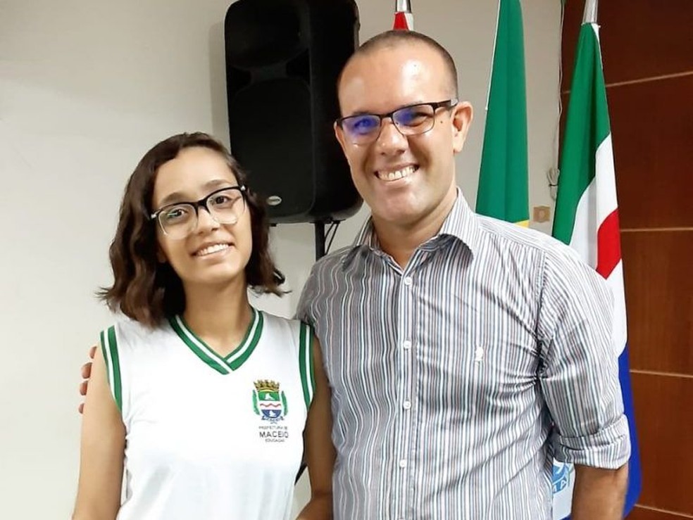 Alycia ao lado do professor Geraldo Ferreira  — Foto: Divulgação/Semed