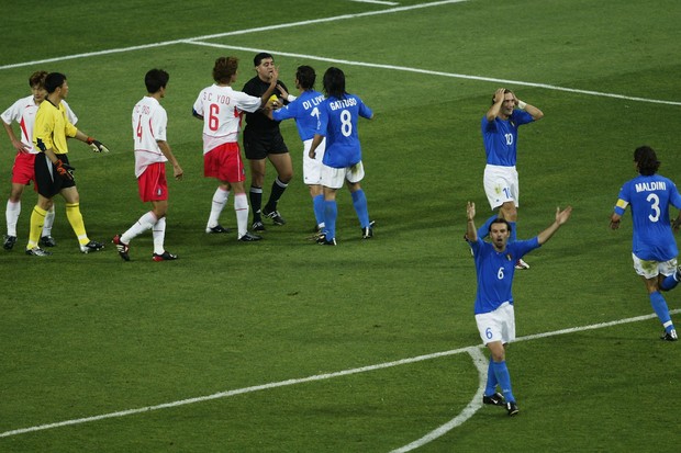 indignação italiana contra Byron Moreno (Foto: Getty Images)