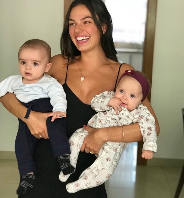 À espera de seu primeiro filho, Isis Valverde foi clicada segurando os dois bebês no colo. "Treinamento mineiro!", escreveu no Instagram (Foto: Reprodução Instagram)