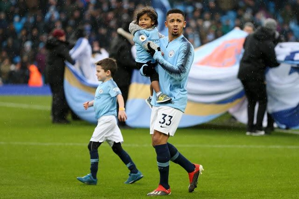Gabriel Jesus entra em campo com Mimi contra o Everton — Foto: Divulgação