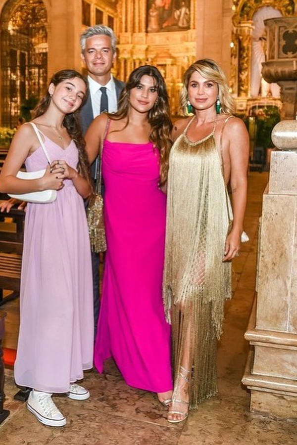 Flávia Alessandra com a família; Otaviano Costa e as filhas Olívia e Giulia (Foto: Instagram/Reprodução)