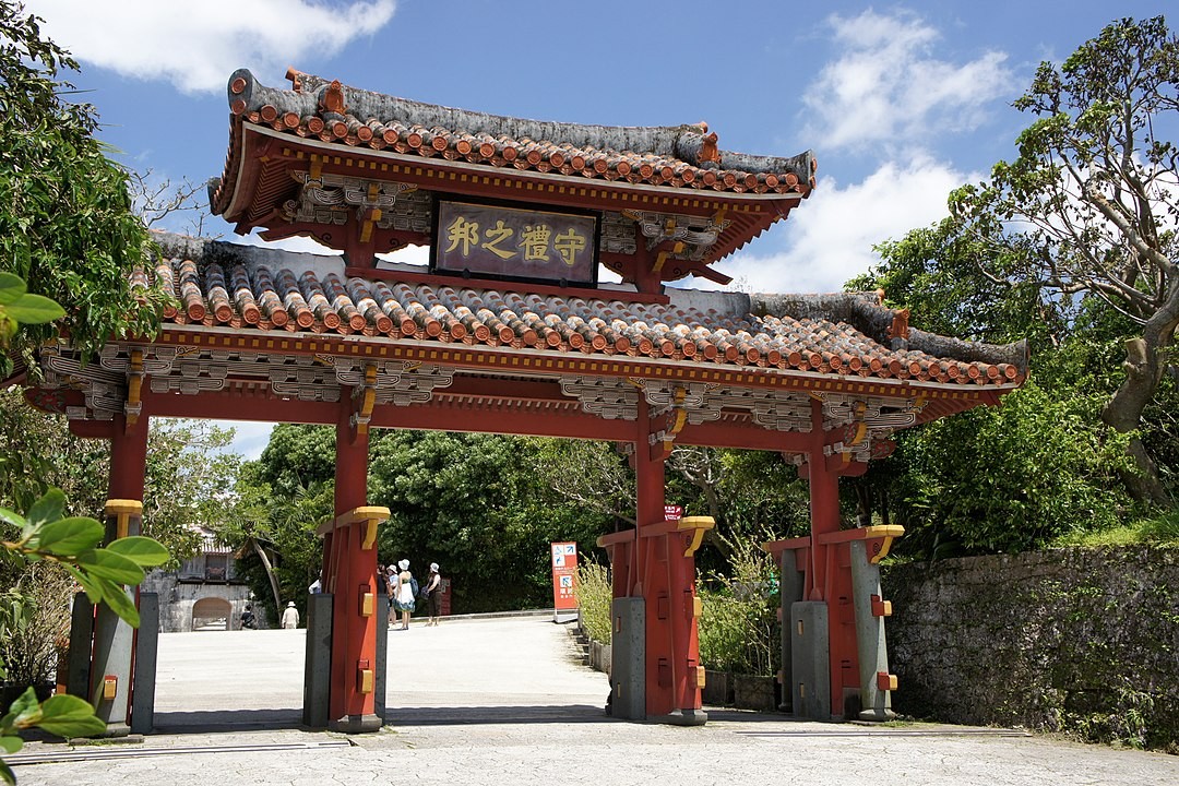 Um dos portões do Castelo de Shuri (Foto: 663highland/Wikimedia Commons)