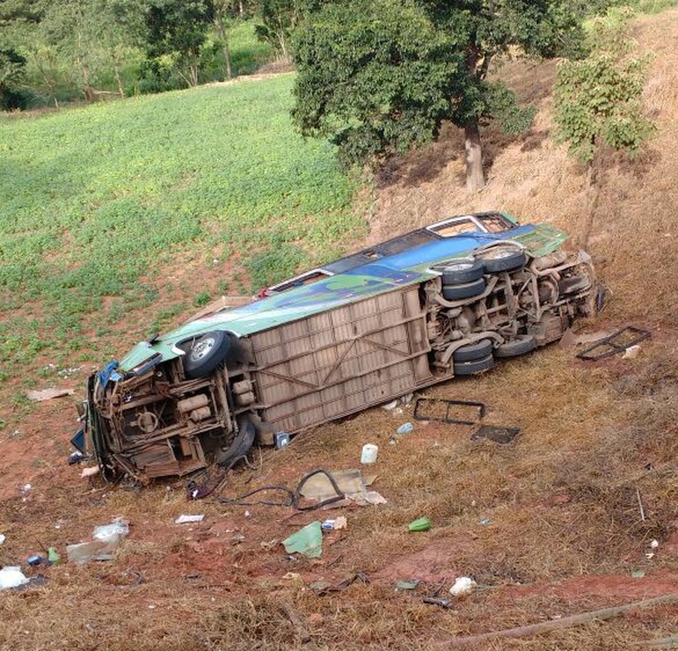 ônibus caiu em um barranco na MGC-120 (Foto: Aquiles Júnior/Arquivo Pessoal)