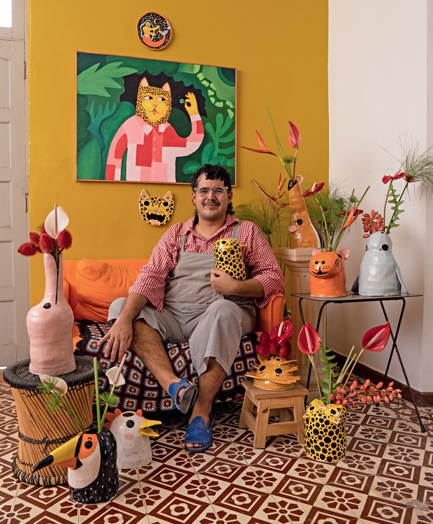 O designer posa com diversas peças da coleção Bibelô Tropical (Foto: Bruna Pontual / Editora Globo)