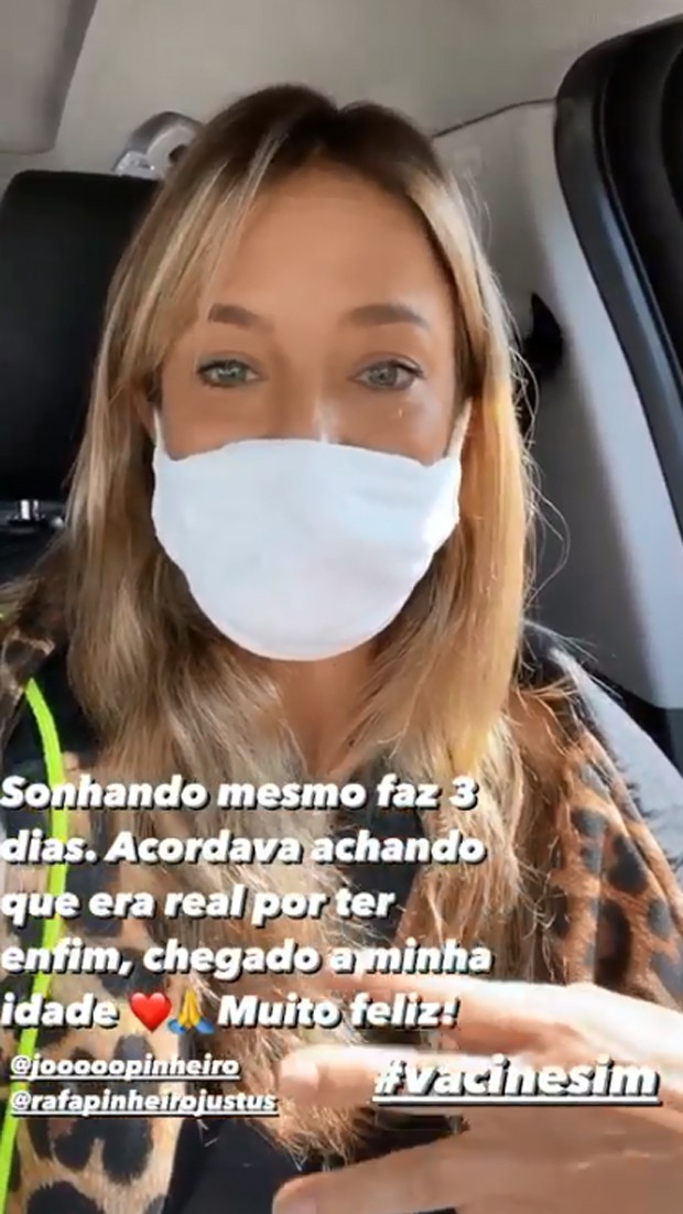 Ticiane Pinheiro recebe a vacina contra a Covid (Foto: Reprodução / Instagram)