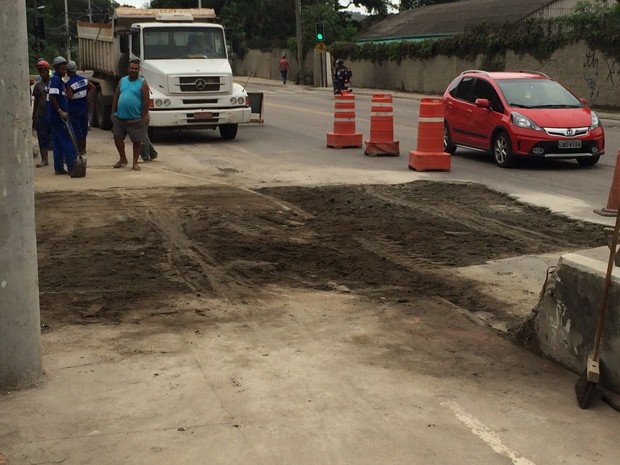 A obra na via onde o motorista disse haver o buraco que causou o acidente (Foto: Henrique Coelho/G1)