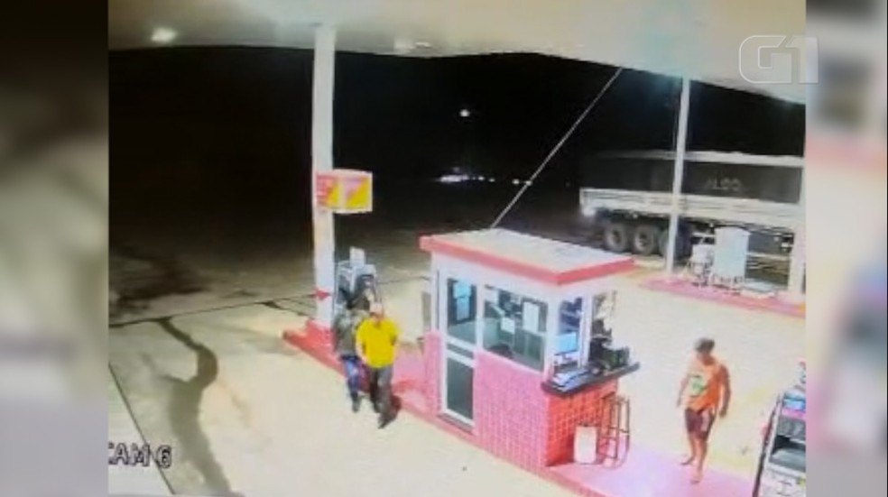Criminosos rendem funcionários e clientes durante assalto a posto de combustível no PI — Foto: Reprodução