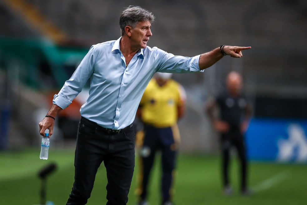 Em meio a conversas com Grêmio, Renato coleciona interessados, mas mantém foco em título