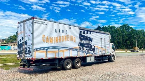 Caminhoneiro terá cinema gratuito na rodovia Washington Luís até março