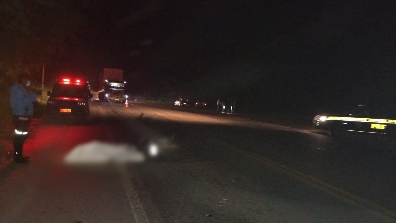 Motociclista morre após bater em caminhão na BR-116 em Santa Bárbara do Leste 