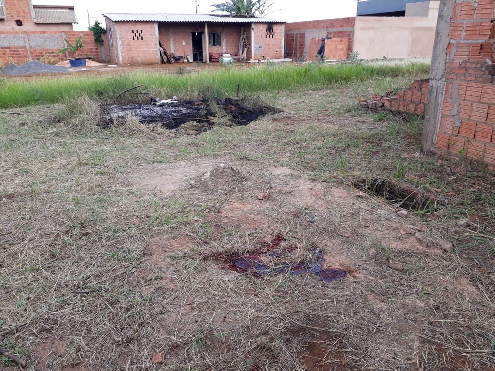 Fogo em amontado de lixo e sangue das v&Atilde;&shy;timas na grama &acirc;?? Foto: Osvaldo N&Atilde;&sup3;brega/TV Morena