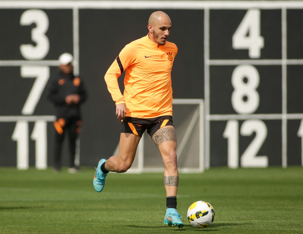 Fábio Santos alterna titularidade com Piton e abre 2023 em busca de título inédito no Corinthians